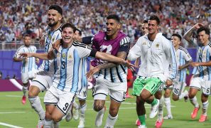 Argentina strike late in extra time to sink 10-man Swiss and reach World Cup semis