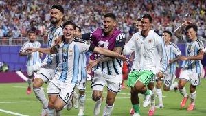 Argentina strike late in extra time to sink 10-man Swiss and reach World Cup semis