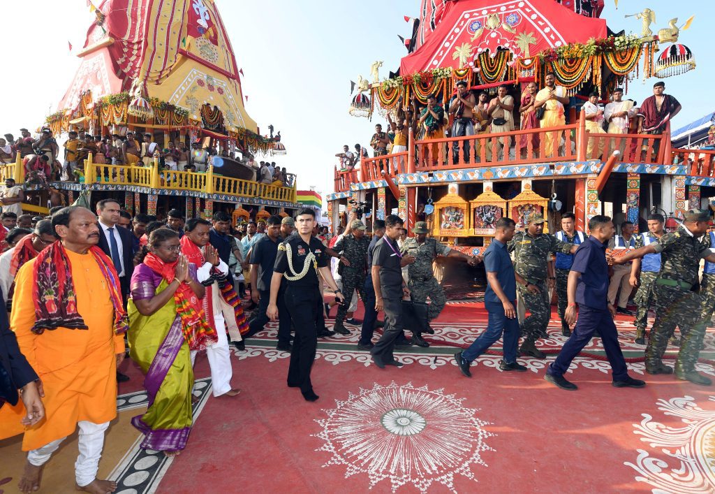 President Droupadi Murmu offers prayers during the Gundicha Jatra (Car Festival)