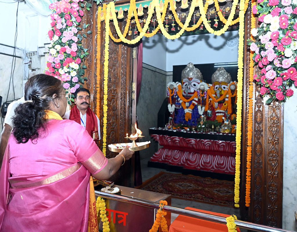 President Draupadi Murmu offers prayers at Jagannath Temple