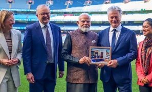 PM Modi gifts Steve Waugh two-decade-old photograph of their first meeting during MCG visit