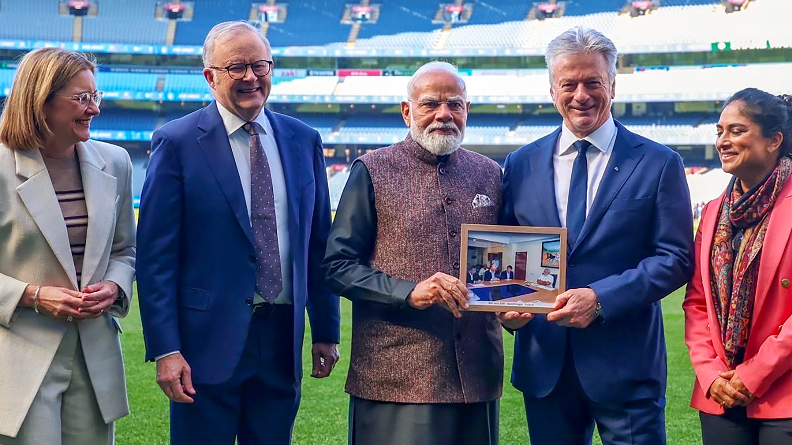 PM Modi gifts Steve Waugh two-decade-old photograph of their first meeting during MCG visit
