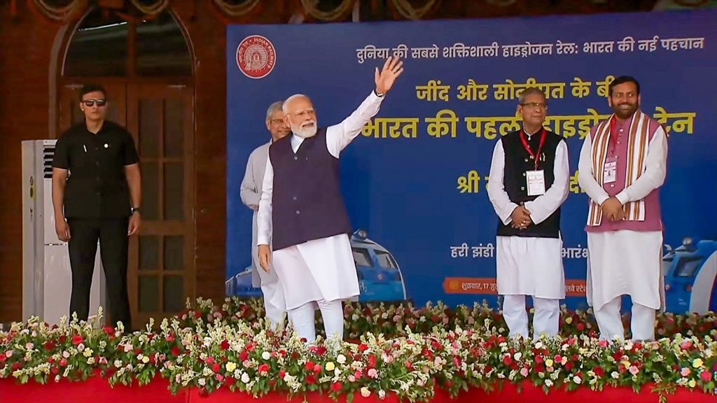 PM-Modi-hydrogen-train-4