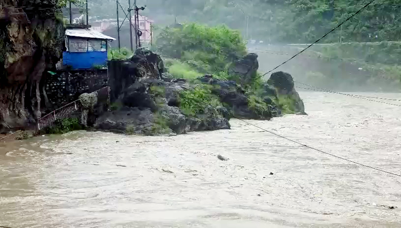 Alaknanda, Mandakini rivers cross warning level in Rudraprayag; administration issues alert
