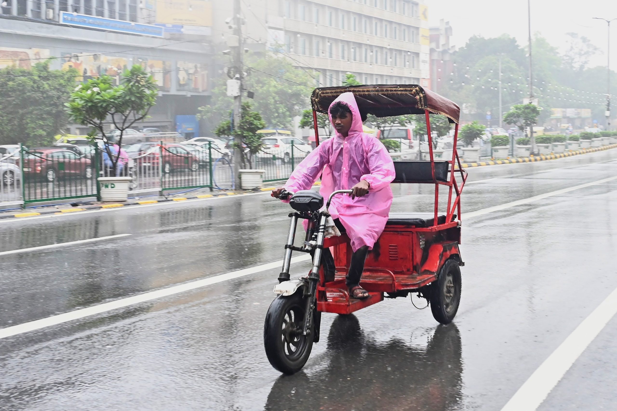 Delhi-NCR likely to receive heavy rain, thunderstorms on Monday