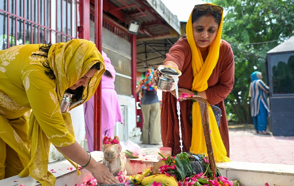 UP: Large number of devotees visit Nageshwarnath Temple in Ayodhya on the last Monday of Sawan