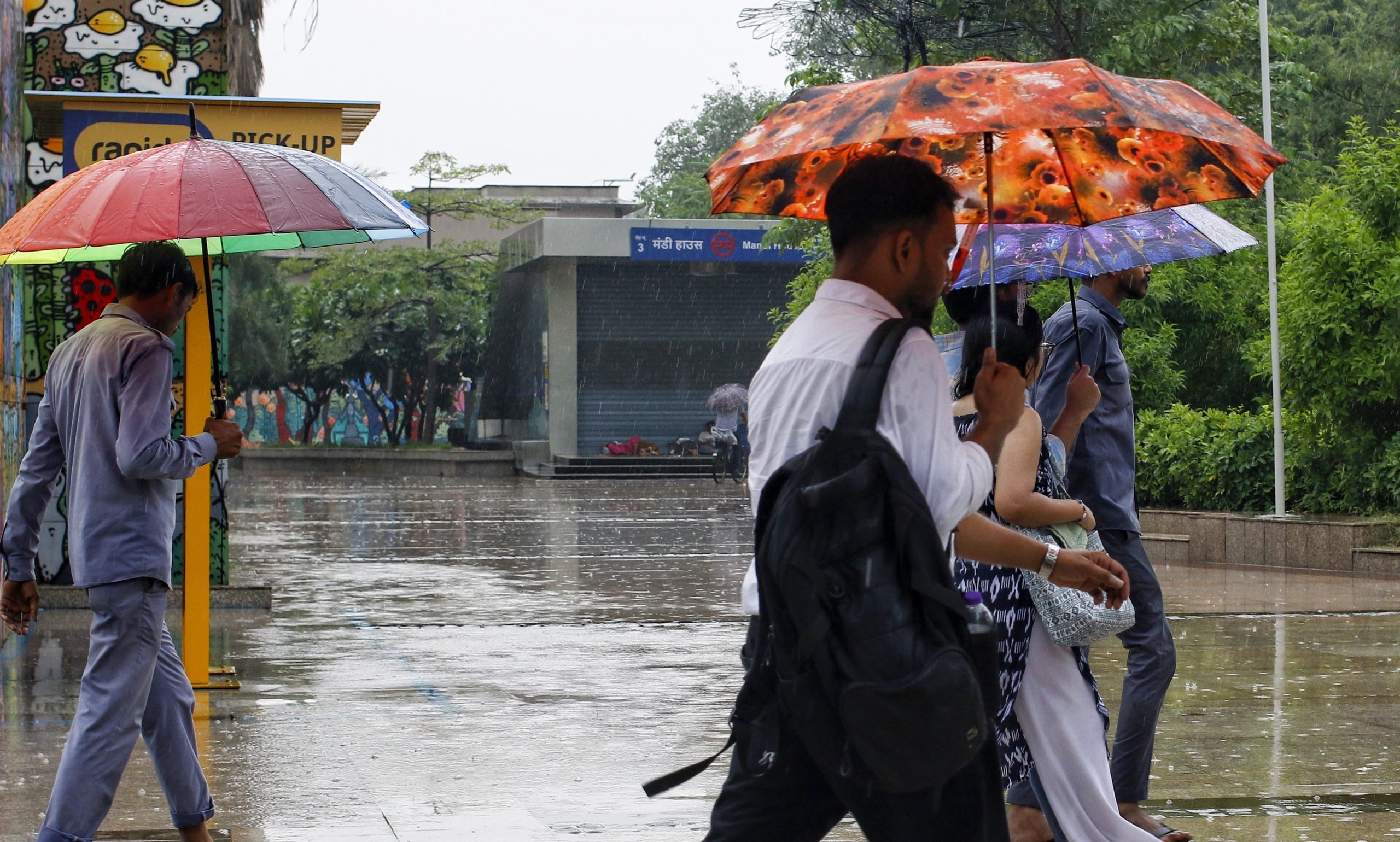Heavy rain lashes Delhi-NCR; IMD issues red alert