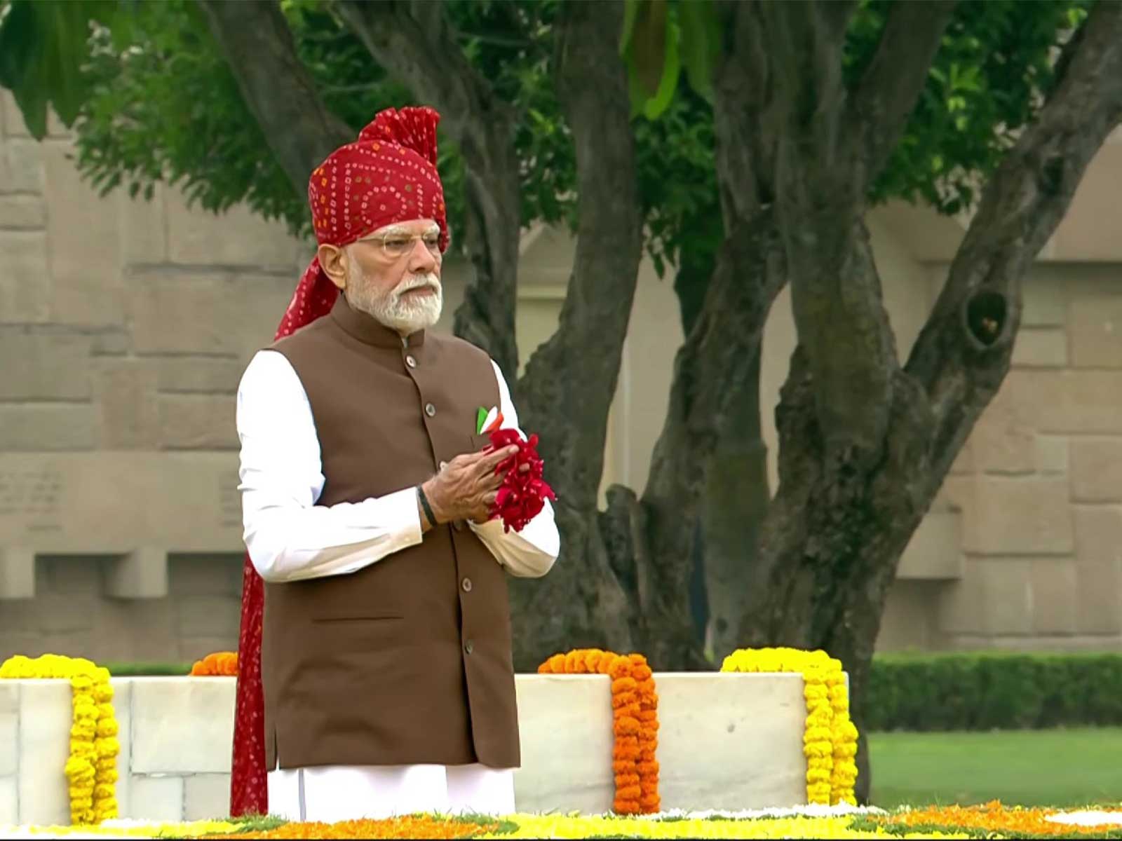 PM Modi pays floral tribute to Mahatma Gandhi at Rajghat on Independence Day