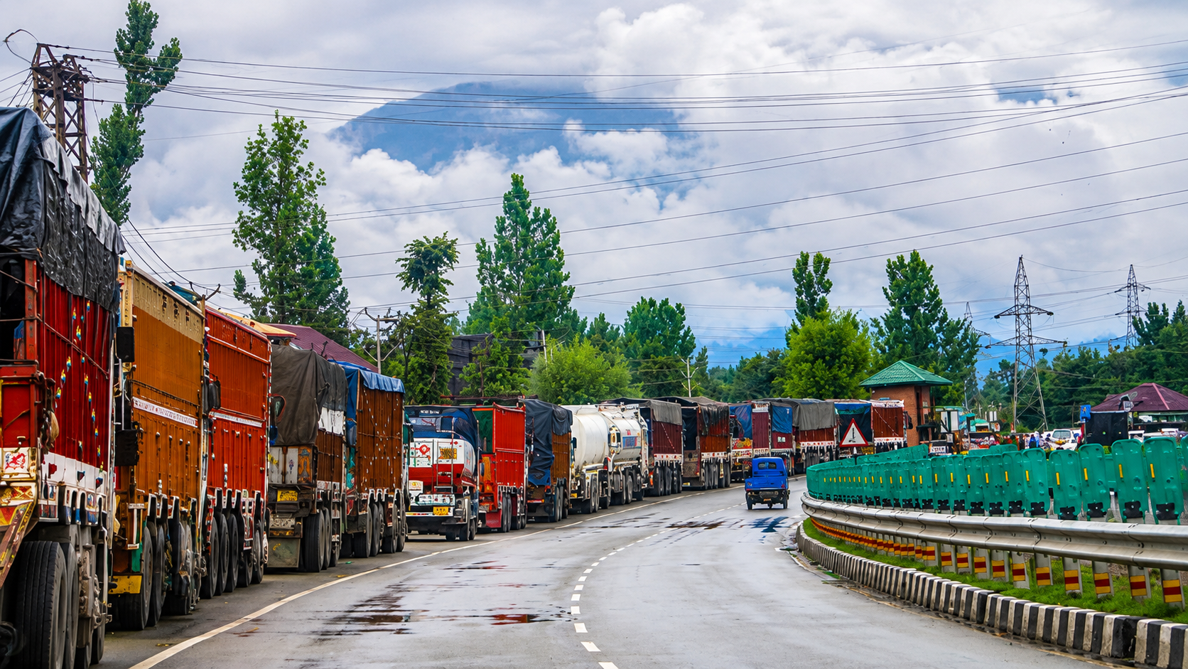 Massive landslide disrupts traffic on Jammu-Srinagar National Highway