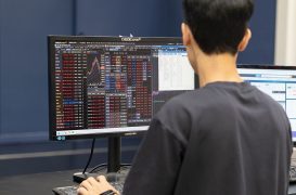 Asian shares pause for US jobs, oil extends gains on Middle East risk