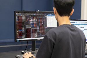 Asian shares pause for US jobs, oil extends gains on Middle East risk