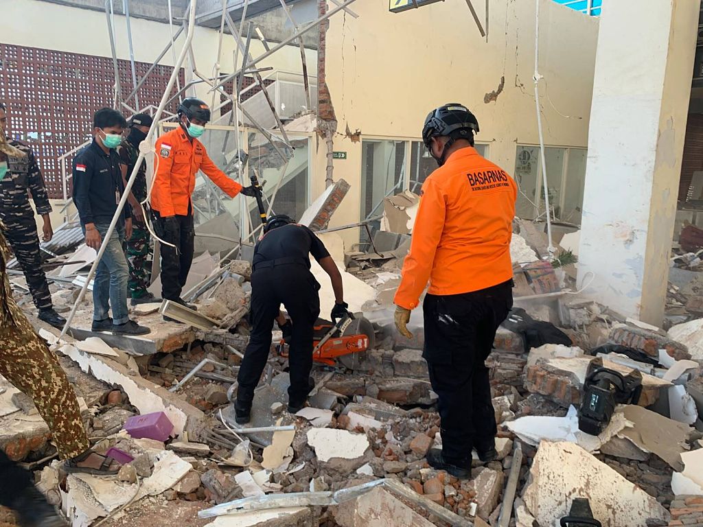 Thousands evacuate after Indonesia quake kills 51, cuts roads