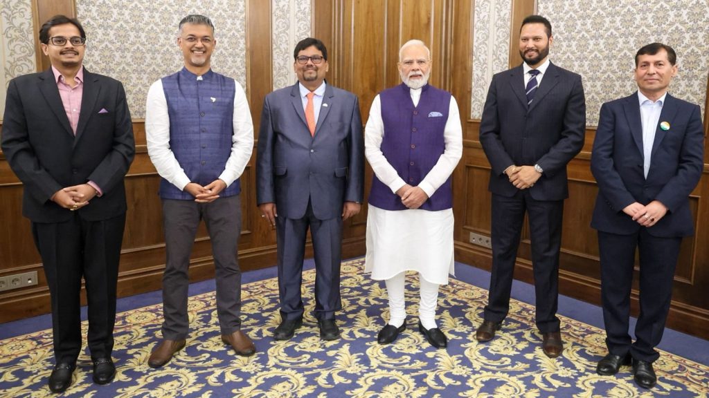 Modi-Gandhi-statue-3
