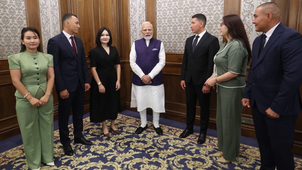 Modi-Gandhi-statue-4