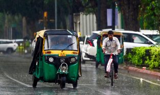 Delhi-NCR to witness partly cloudy skies, light rain; humidity likely to remain high