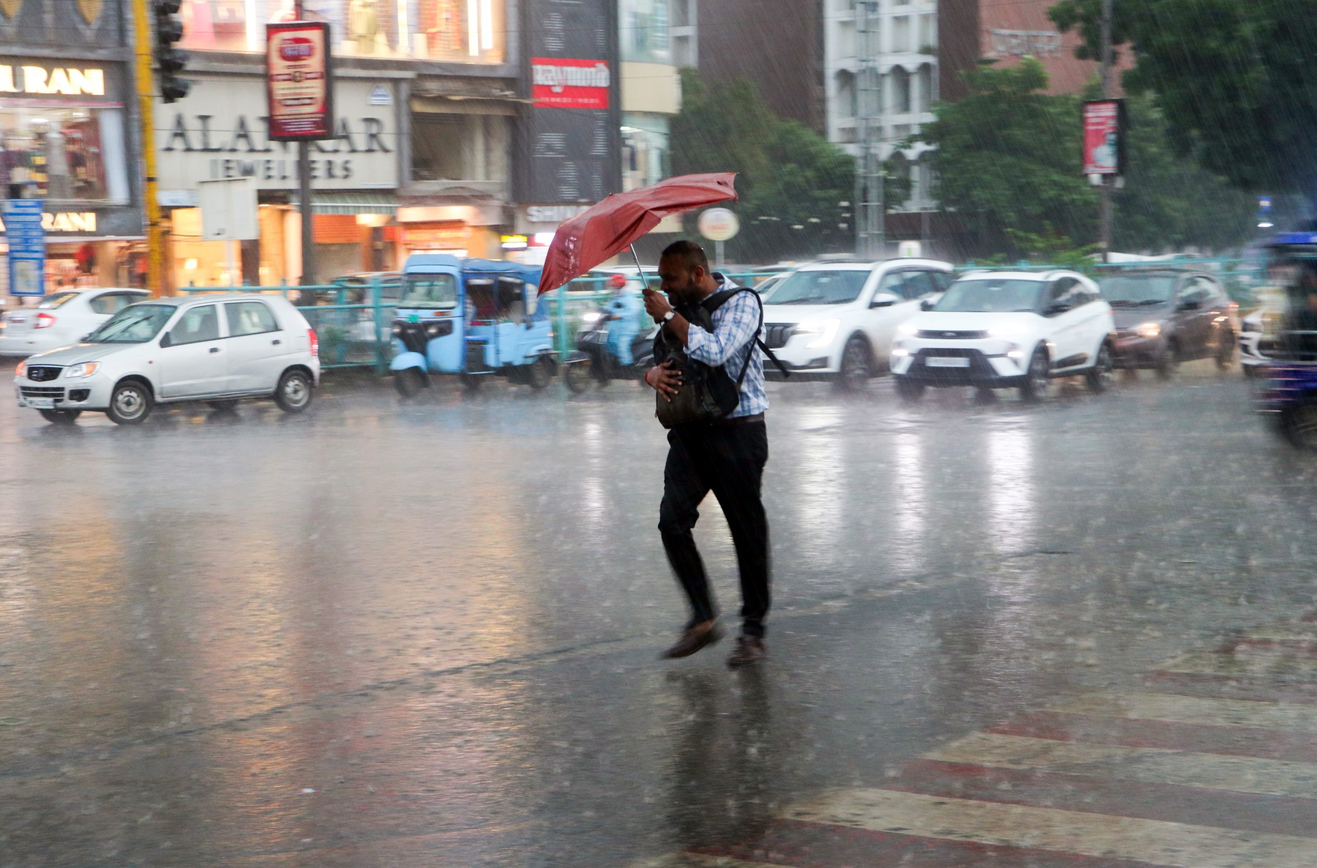 Delhi-NCR likely to receive light rain; IMD issues thunderstorm alert in 20 states