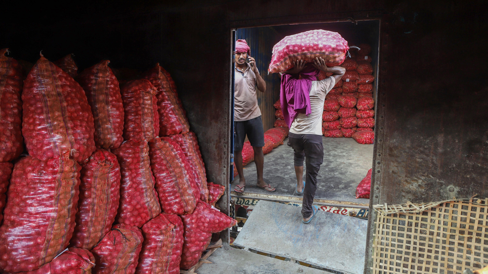 Government expands onion buffer stock release through Kanda Express, road transport to check seasonal price rise