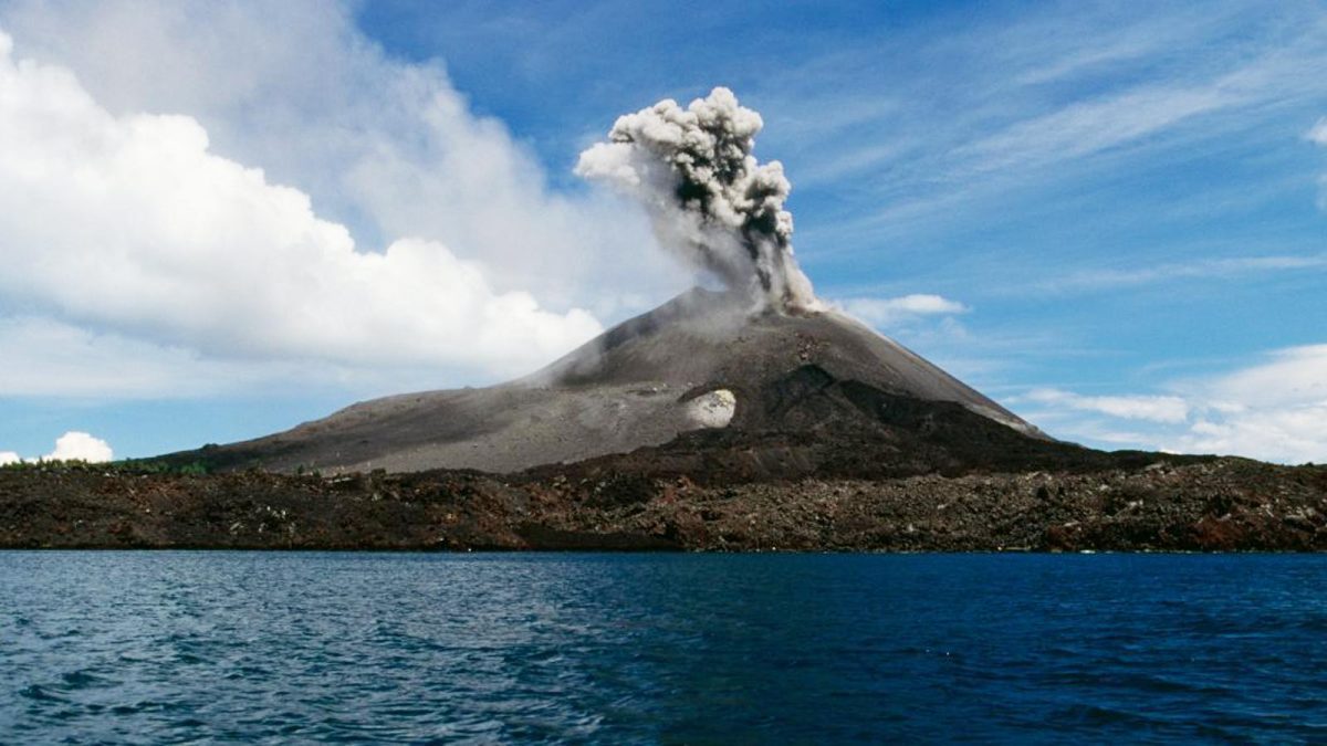 Indonesia s Anak Krakatau Eruption Halts Flights Schools Fishing DD indonesia-s-anak-krakatau-eruption-halts-flights-schools-fishing-dd