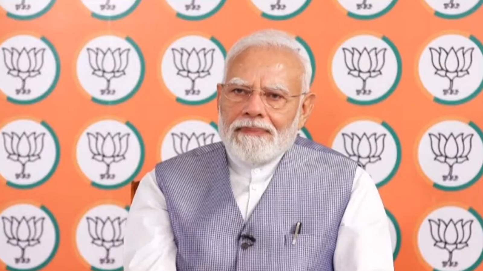 PM Modi interacts with Seva Yatris travelling from Varanasi to Vadnagar