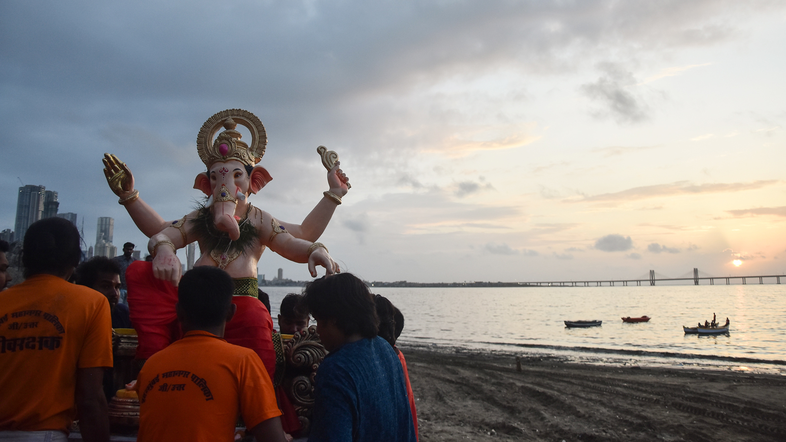 Anant Chaturdashi: 24,000 cops to keep vigil in Mumbai; BMC deploys 25k staffers for Ganpati idol immersions