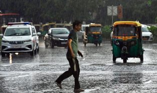 Rain lashes Delhi-NCR; IMD issues yellow alert for thunderstorms, gusty winds