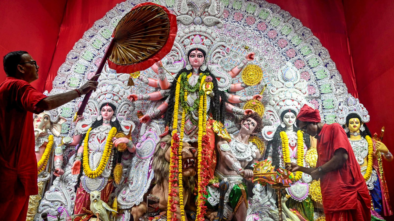 Mahashtami marked by early morning anjali at puja pandals across Bengal