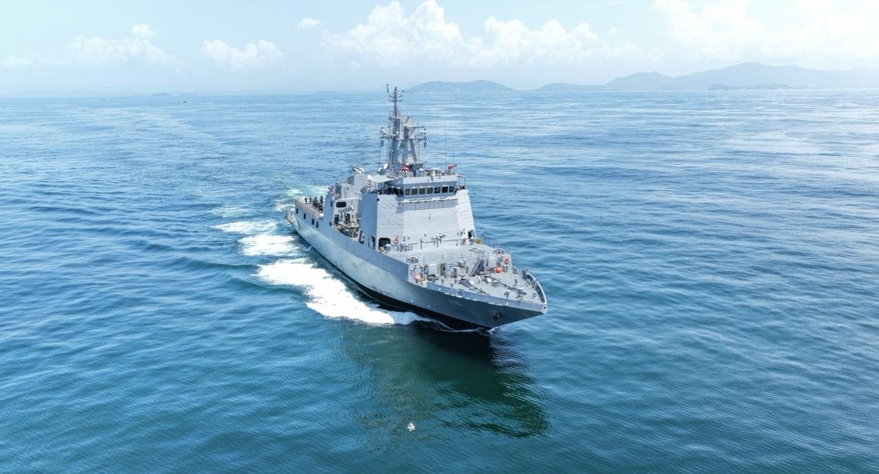 Vice-President Radhakrishnan Commissions Indigenous Multi-Purpose Warship INS Samarthak at Karwar